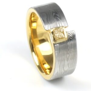 mokume gane ring af damascenstål med rå diamant
