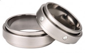 titanium ringe med bevægelig bånd af sølv samt Zirkonia sten fra Swarovski