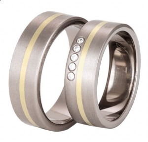 titanium ringe med small guld stribe samt brillanter